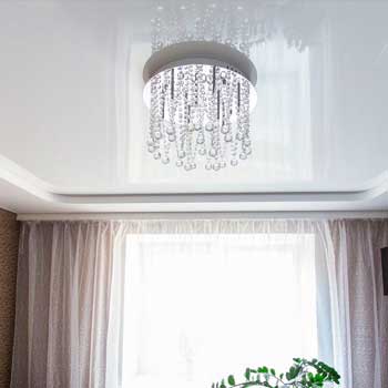 Натяжной глянцевый потолок в квартиру